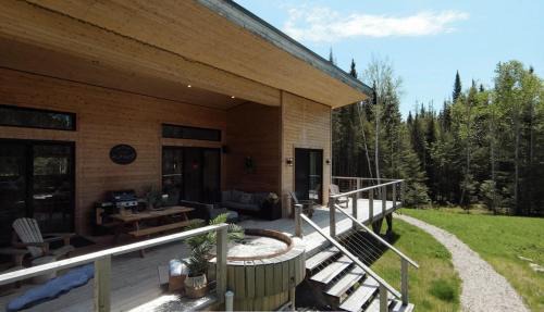 La Malbaie Ski Chalet | Chalet Alpinot - Spa, Nature & Luxe dans les Montagnes !
