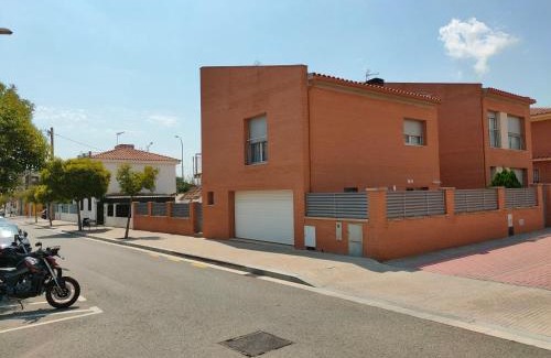Reus House | Chalet amplio con Jardín y zona barbacoa.