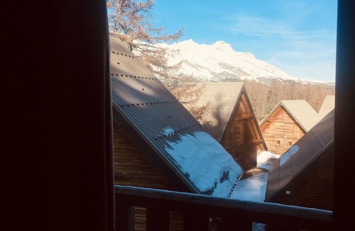 La Joue du Loup Ski Chalet | CHALET ANDY - HALF CHALET CHALETUX PROXIMITY OF TRACKS, WIFI