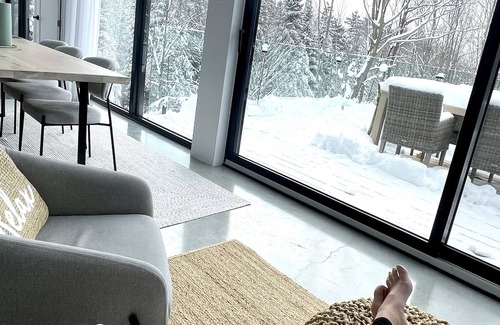 Morin Heights Ski Chalet | Chalet Architectural Avec spa en Nature et Fenestration Plein Pied