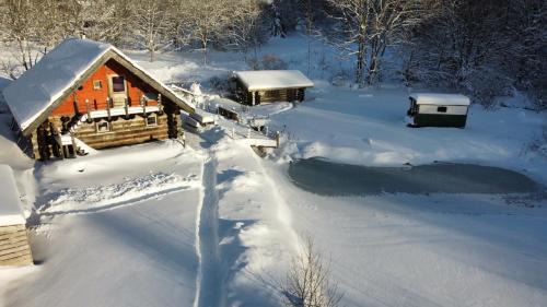 Picherande Ski Chalet | Chalet au bord d'un étang privé, Massif du Sancy