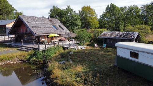 Picherande Ski Chalet | Chalet au bord d'un étang privé, Massif du Sancy