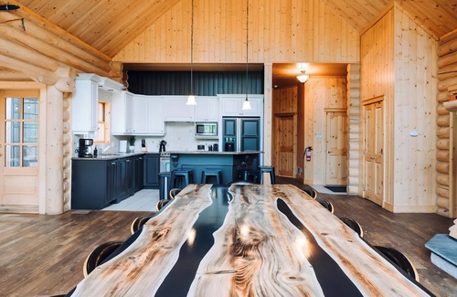 Fiddler Lake Resort Ski Chalet | Chalet Authentik 27: Indoor & Outdoor heated pools, Hot tub, Lake and Resort