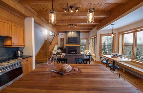 Les Eboulements Ski Chalet | Chalet Bleu 55: River Views, Pool Table & Spa
