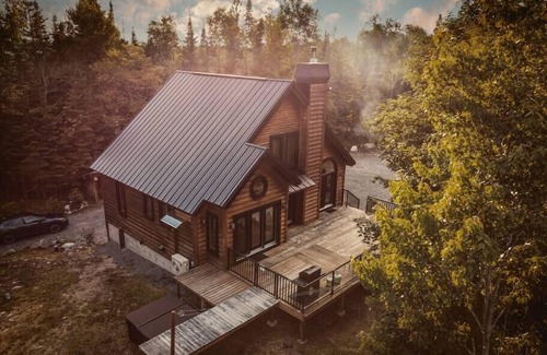 Nominingue Ski Chalet | Chalet Bonheur | hot tub