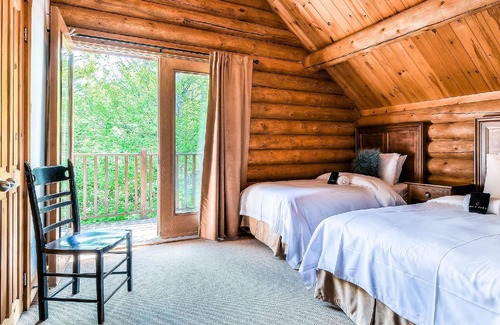 Labelle Ski Chalet | Chalet Boreal - 5 Bedrooms with Lake Access, Hot Tub and Pool Table