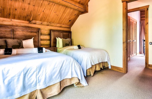 Labelle Ski Chalet | Chalet Boreal - 5 Bedrooms with Lake Access, Hot Tub and Pool Table
