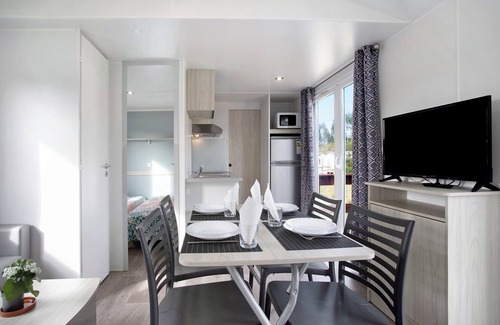 Burinhosa Ski Chalet | Chalet 'Bungalow T2 I - 15 Min From Nazaré' with Shared Pool, Private Terrace and Air Conditioning