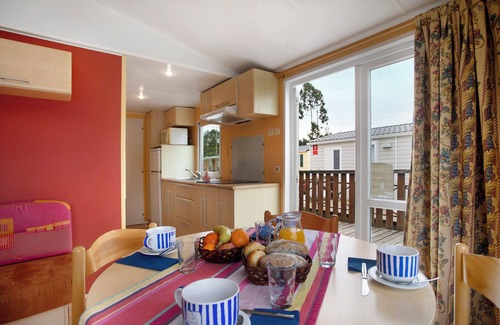 Burinhosa Ski Chalet | Chalet 'Bungalow T2 V - 15 Min From Nazaré' with Shared Pool, Private Terrace and Air Conditioning