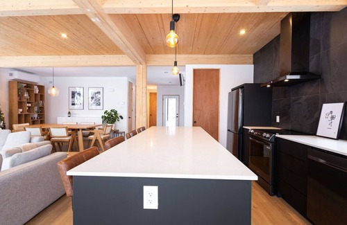 Saint Donat Ski Chalet | Chalet Le Versant : Luxe et Plein air en Montagne à St-donat. Chien Accepté!
