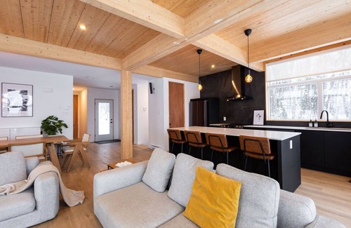 Saint Donat Ski Chalet | Chalet Le Versant : Luxe et Plein air en Montagne à St-donat. Chien Accepté!