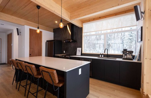Saint Donat Ski Chalet | Chalet Le Versant : Luxe et Plein air en Montagne à St-donat. Chien Accepté!