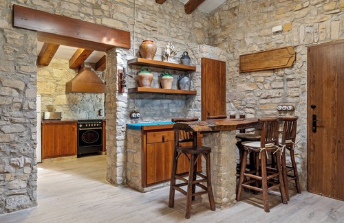 Querol Ski Chalet | Chalet "Casa de Pedra" with Mountain View, Shared Pool & Wi-Fi