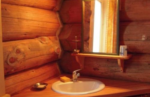 Saint-Martin-la-Sauvete House | Chalet chaleureux avec poêle à bois et internet à Saint-Martin-la-Sauveté - FR-1-496-184