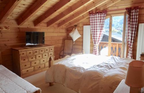 Demi-Quartier Ski Chalet | Chalet confortable face aux pistes – 13 couchages, garage, ski room, proche Combloux et Megève - FR-1-560-36