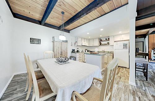 Zephyr Cove House | Chalet Court Manor