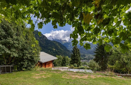 Servoz Ski Chalet | Chalet 'D'un Guide De Haute Montagne' with Private Garden and Wi-Fi