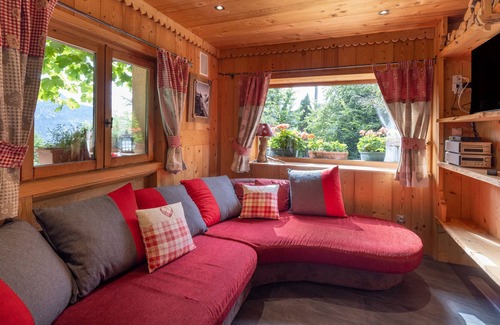 Servoz Ski Chalet | Chalet 'D'un Guide De Haute Montagne' with Private Garden and Wi-Fi