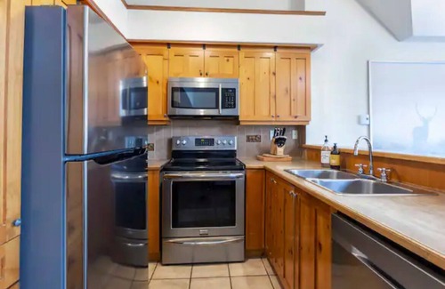 Mont-Tremblant Pedestrian Village Condo | Chalet de la forêt Ski-In/Ski-Out