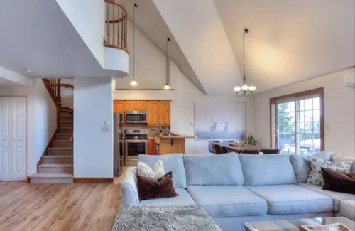 Mont-Tremblant Pedestrian Village Condo | Chalet de la forêt Ski-In/Ski-Out