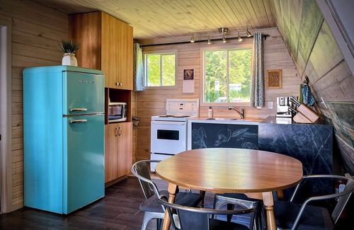 Lac-Drolet Ski Chalet | Chalet du Boathouse, beautiful memories at the lake