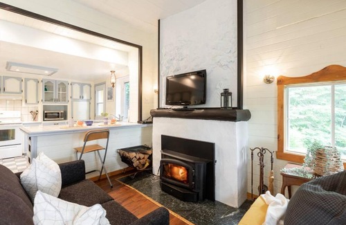 St-Adolphe-d'Howard Ski Chalet | Chalet du Village - Rustic charm, lake - beach access
