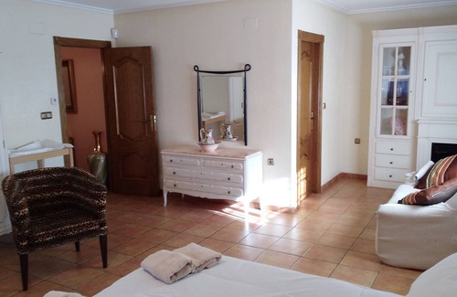 Elche Ski Chalet | CHALET ELCHE, PEÑA ÁGUILAS, 7 BEDROOMS, WIFI, FENCED SWIMMING POOL AND, BARBEQUE