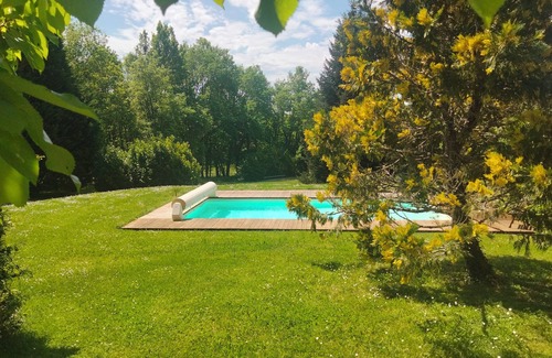 Douville Ski Chalet | Chalet en bois avec piscine privée. Animaux acceptés
