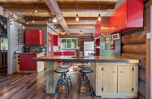 Mauricie Cabin | Chalet en bois rond au bord de l'eau avec spa, foyer et table de pool.