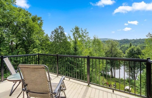 Mauricie Cabin | Chalet en bois rond au bord de l'eau avec spa, foyer et table de pool.