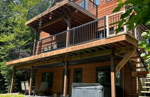 Mauricie Cabin | Chalet en bois rond au bord de l'eau avec spa, foyer et table de pool.