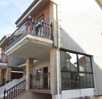 Argonos House | Chalet en urbanización con piscina
