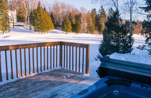 Saint-Calixte Cottage | Chalet et spa : Le Baron