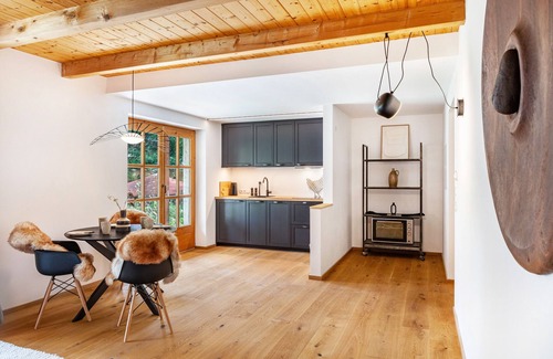 Sankt Anton am Arlberg Apartment | Chalet 'Flocke Appart Schneehase' with Mountain View, Private Terrace and Wi-Fi