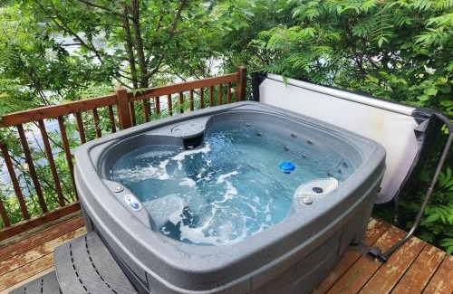 Mauricie Ski Chalet | Chalet L'Apéro des Chutes - Spa, détente & nature au bord de l'eau en Mauricie