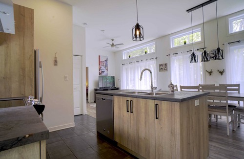 Chertsey Ski Chalet | Chalet L'Écureuil (waterfront, modern, spa, BBQ)