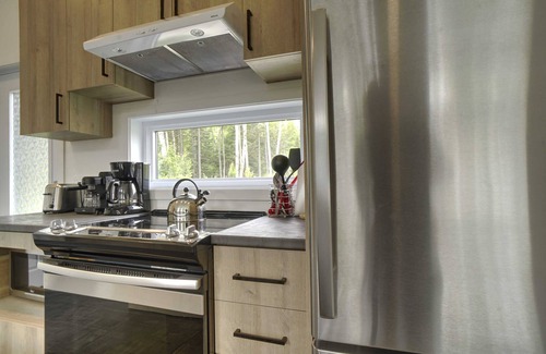 Chertsey Ski Chalet | Chalet L'Écureuil (waterfront, modern, spa, BBQ)