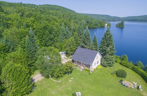 Sainte-Anne-du-Lac Cottage | Chalet la Boréale - Tranquility by the lake!