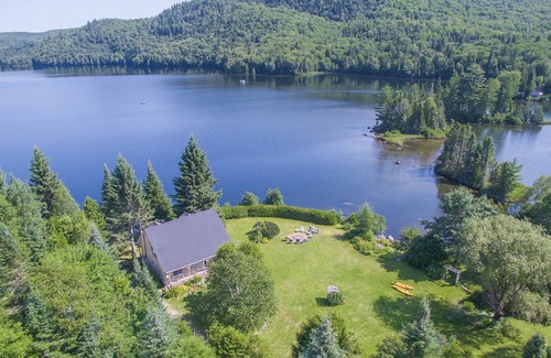 Sainte-Anne-du-Lac Cottage | Chalet la Boréale - Tranquility by the lake!