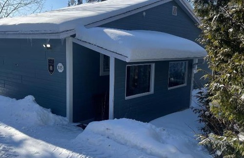 St-Adolphe-d'Howard Ski Chalet | Chalet La Peninsule Au Bord Du Lac