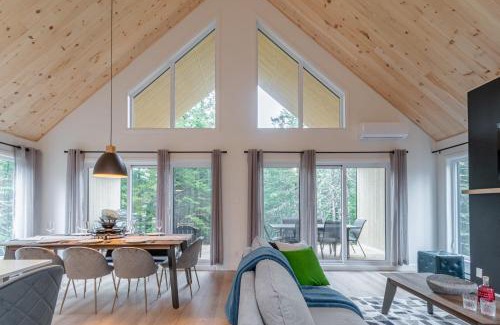 Shannon Ski Chalet | Chalet Le Stockholm private spa Shannon