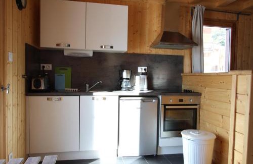 Chamrousse Ski Chalet | Chalet Mitoyen à Chamrousse, 8 pers, 3 niveaux, 4 chambres, Animaux admis, Terrasse Sud-Ouest - FR-1-549-105