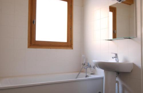 Chamrousse Ski Chalet | Chalet Mitoyen à Chamrousse, 8 pers, 3 niveaux, 4 chambres, Animaux admis, Terrasse Sud-Ouest - FR-1-549-105