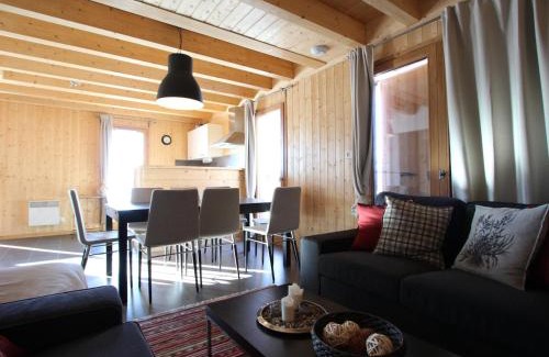 Chamrousse Ski Chalet | Chalet Mitoyen à Chamrousse, 8 pers, 3 niveaux, 4 chambres, Animaux admis, Terrasse Sud-Ouest - FR-1-549-105