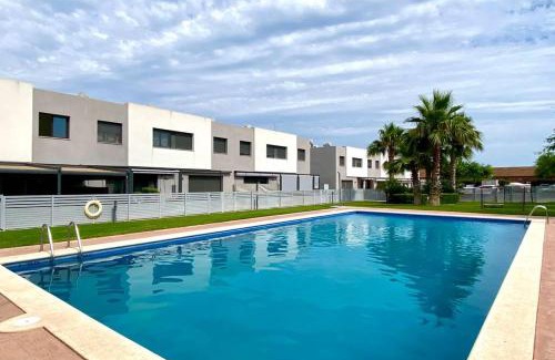 Miami Platja Apartment | Chalet moderno con piscina en Mont - roige Bahia