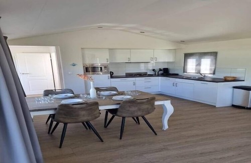 Velsen-Zuid Ski Chalet | Chalet near the golf course on a holiday park