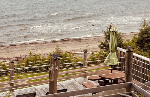 Notre-Dame-des-Neiges Ski Chalet | Chalet on a private beach on the St. Lawrence - quiet & breathtaking view