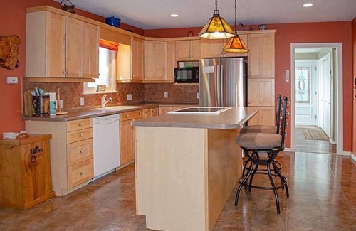 Selwyn Cottage | Chalet on Chemong - Three Bedroom Cottage, Sleeps 8