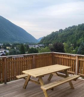 Saint-Lary-Soulan Ski Chalet | Chalet Otsoak Chalet privé 3 chambres 6 personnes avec grande terrasse, garage couvert, vue montagnes à St Lary village