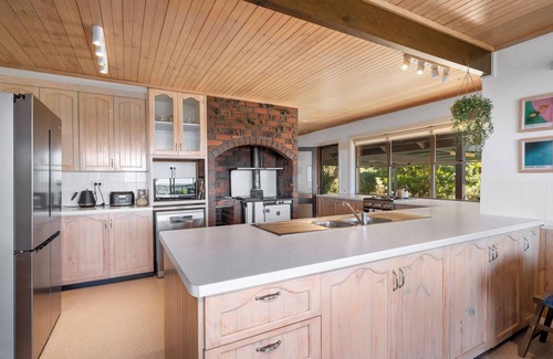 Newee Creek Ski Chalet | Chalet overlooking valley & ocean 15min to beach, alfresco dinning, 8m fireplace